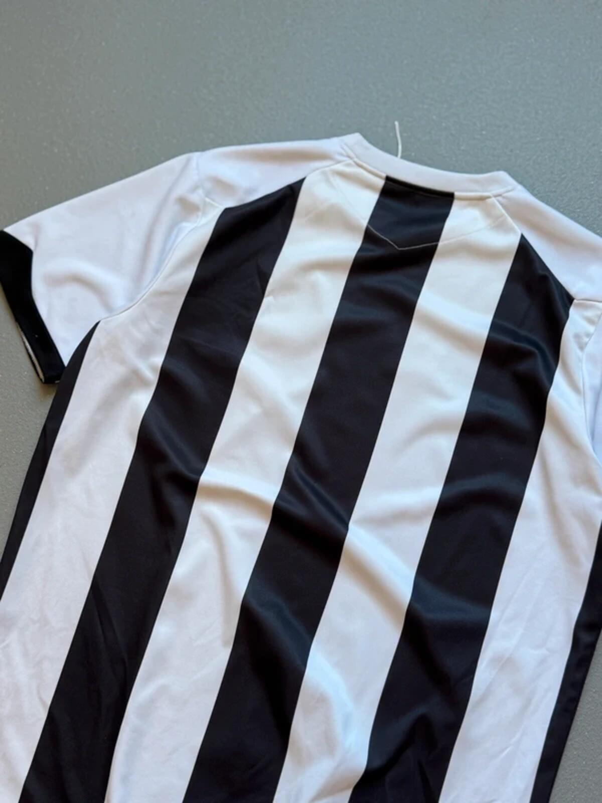 Umbro Y2K Black & White Stripe Football Template T Shirt Large