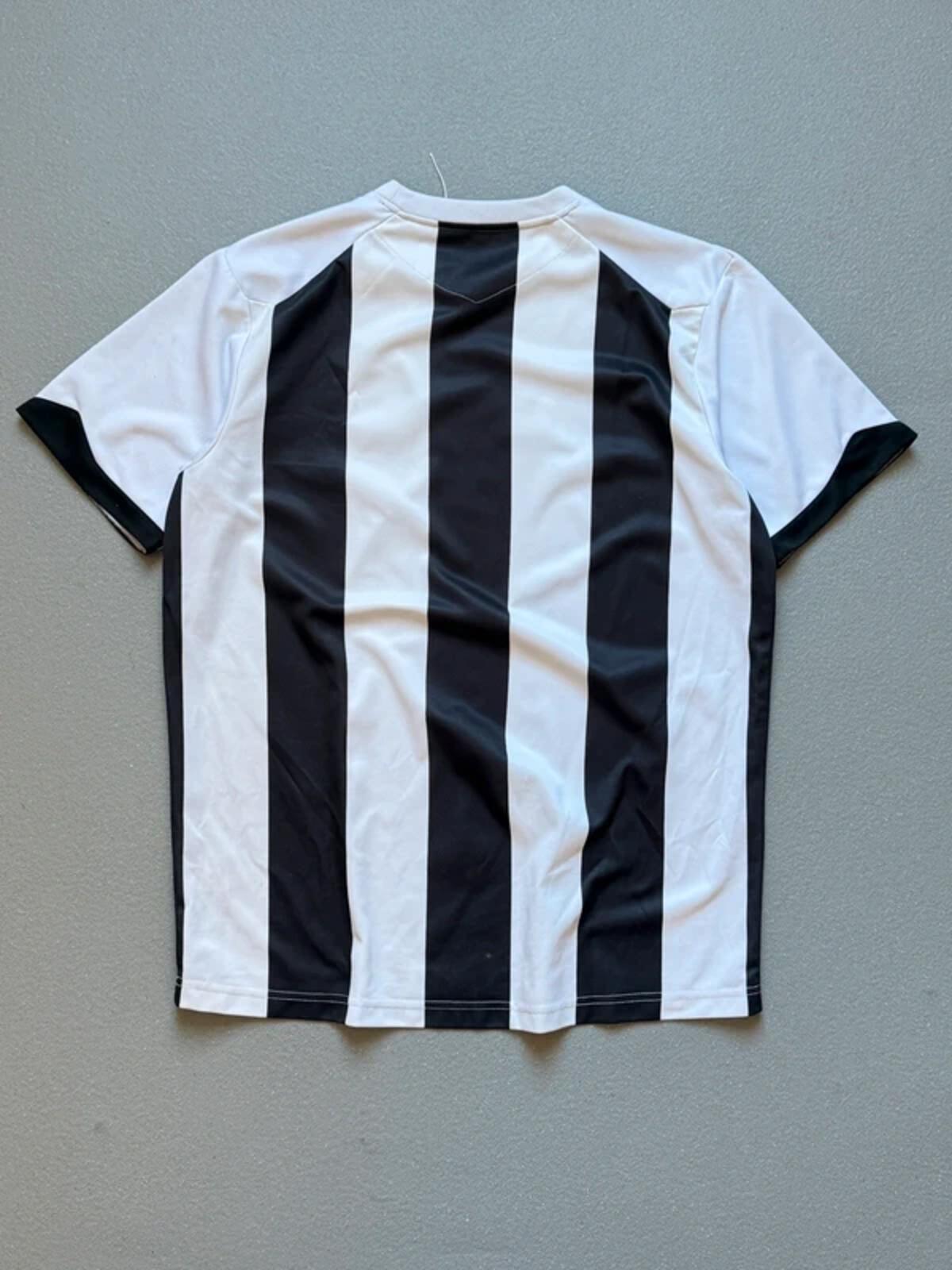 Umbro Y2K Black & White Stripe Football Template T Shirt Large